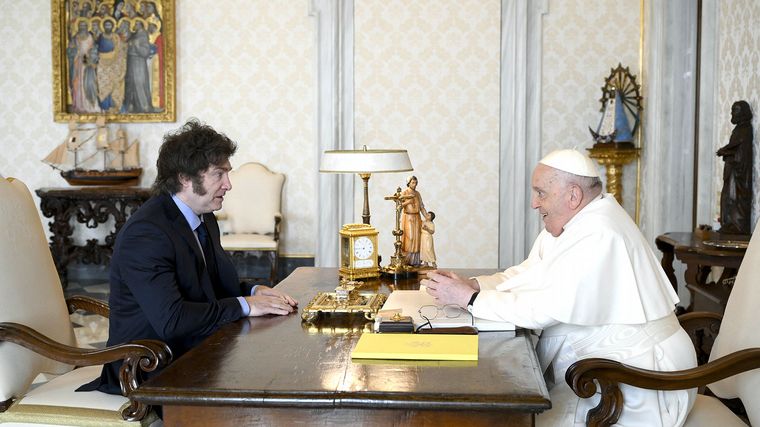 FOTO: Frente a frente, el Papa y Javier Milei.
