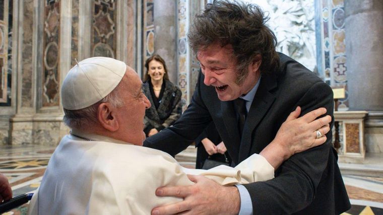 Sonrisas en el encuentro en el Vaticano.