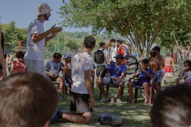 Estudiantes rosarinos y cordobeses unen esfuerzos en acciones solidarias.