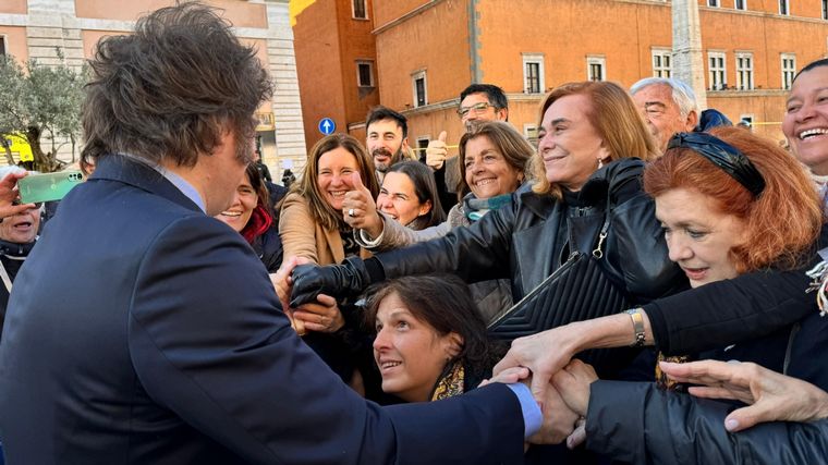 FOTO: Milei saludó a un grupo de argentinos en Roma antes de su audiencia con el Papa
