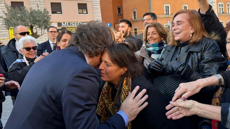 Milei saludó a un grupo de argentinos en Roma antes de su audiencia con el Papa
