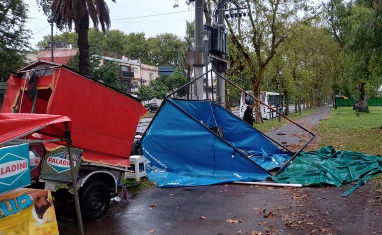 Los puestos no soportaron el agua acumulada y las fuertes ráfagas de viento. 
