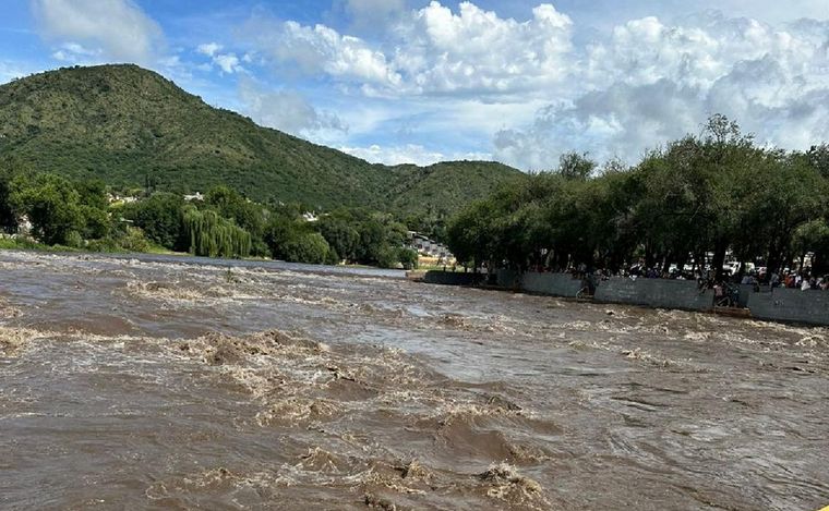 FOTO: Crecidas de los ríos en Punilla. (Foto: Daniel Cáceres/Cadena 3)