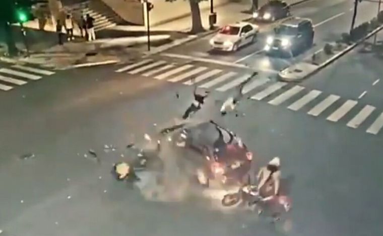 El momento del impacto de las dos motos contra el auto. (Foto: captura de pantalla)