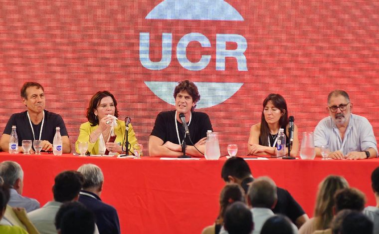 FOTO: Martín Lousteau (centro), presidente de la Unión Cívica Radical. (Foto: NA)