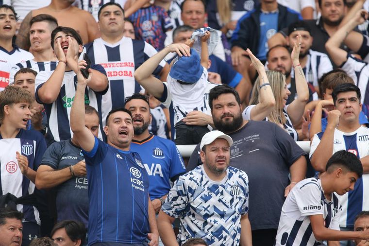 Los hinchas de Talleres en el clásico ante Instituto en el Kempes. 