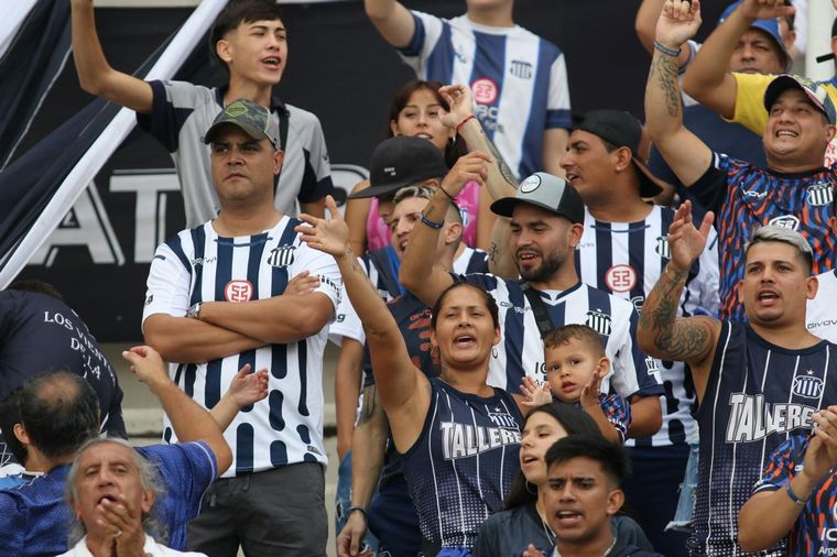 Los hinchas de Talleres en el clásico ante Instituto en el Kempes. 