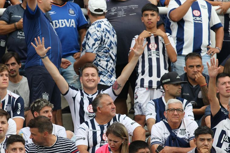 Los hinchas de Talleres en el clásico ante Instituto en el Kempes. 