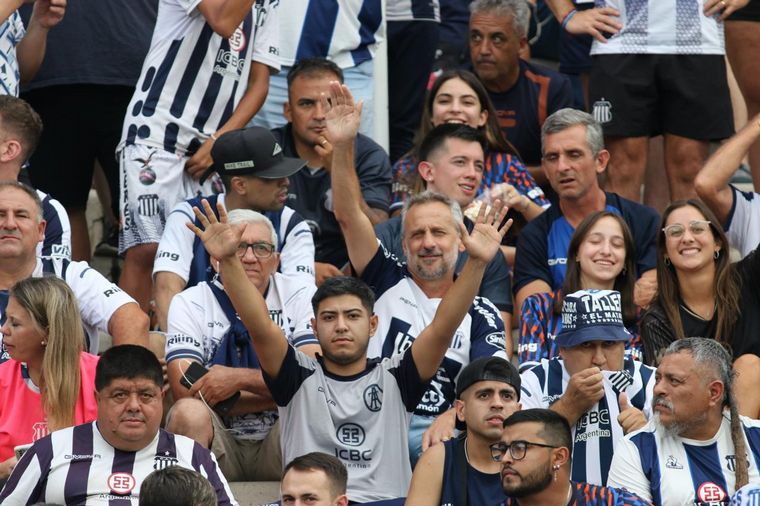 Los hinchas de Talleres en el clásico ante Instituto en el Kempes. 