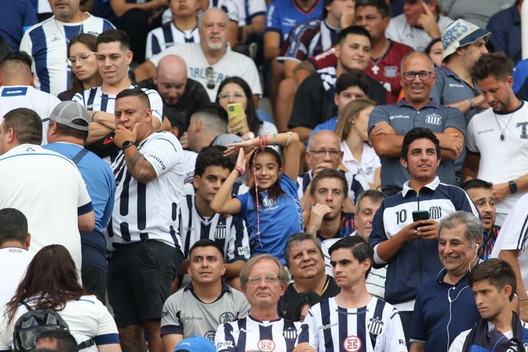 Los hinchas de Talleres en el clásico ante Instituto en el Kempes. 