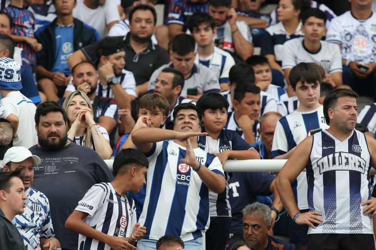 Los hinchas de Talleres en el clásico ante Instituto en el Kempes. 