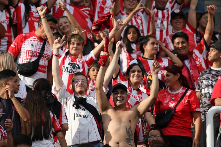 Los hinchas de Instituto en el clásico ante Talleres en el Kempes. 