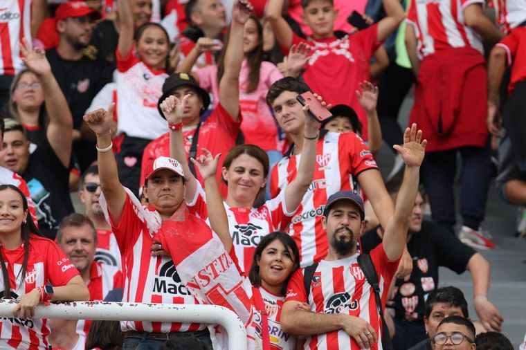 Los hinchas de Instituto en el clásico ante Talleres en el Kempes. 