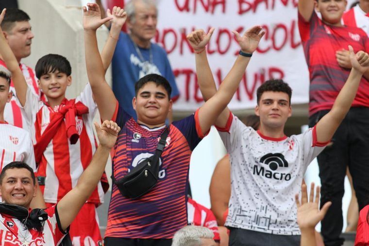 Los hinchas de Instituto en el clásico ante Talleres en el Kempes. 