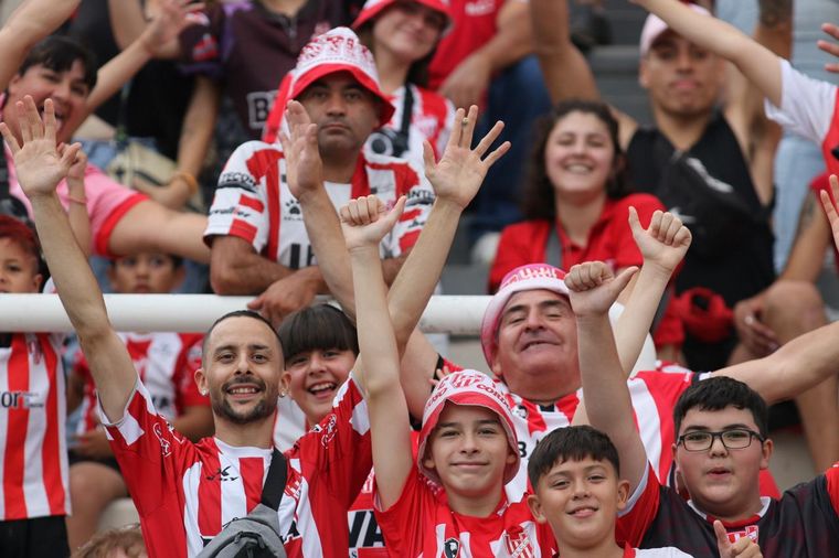 Los hinchas de Instituto en el clásico ante Talleres en el Kempes. 