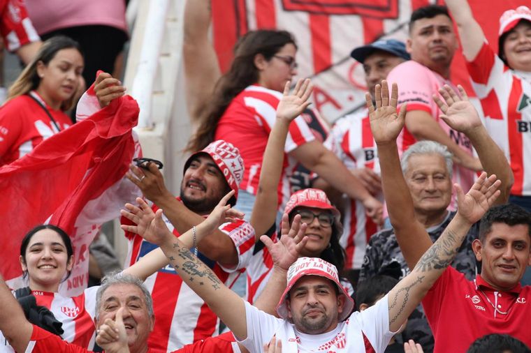 Los hinchas de Instituto en el clásico ante Talleres en el Kempes. 