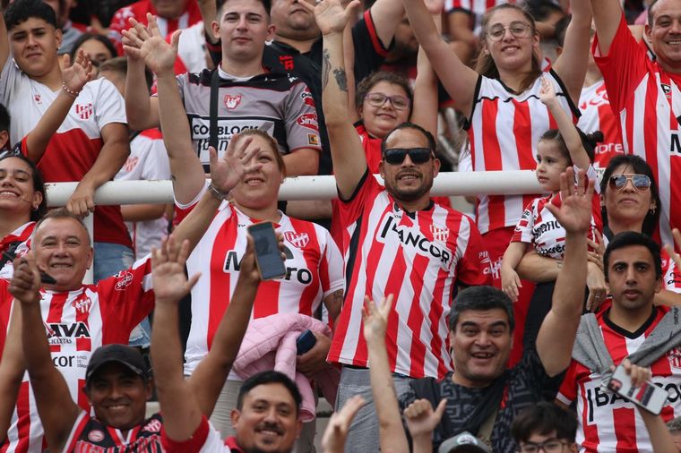 Los hinchas de Instituto en el clásico ante Talleres en el Kempes. 