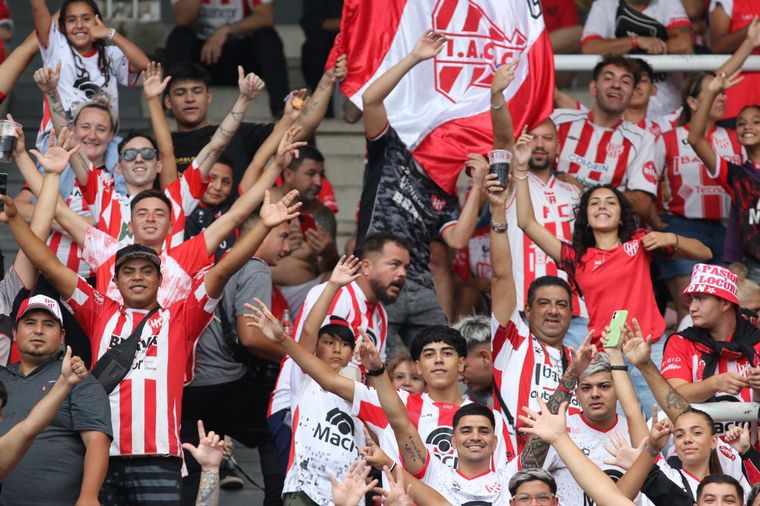 Los hinchas de Instituto en el clásico ante Talleres en el Kempes. 