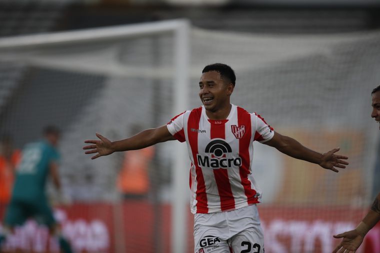 Damián Puebla festeja el primer tanto de Instituto ante Talleres. 