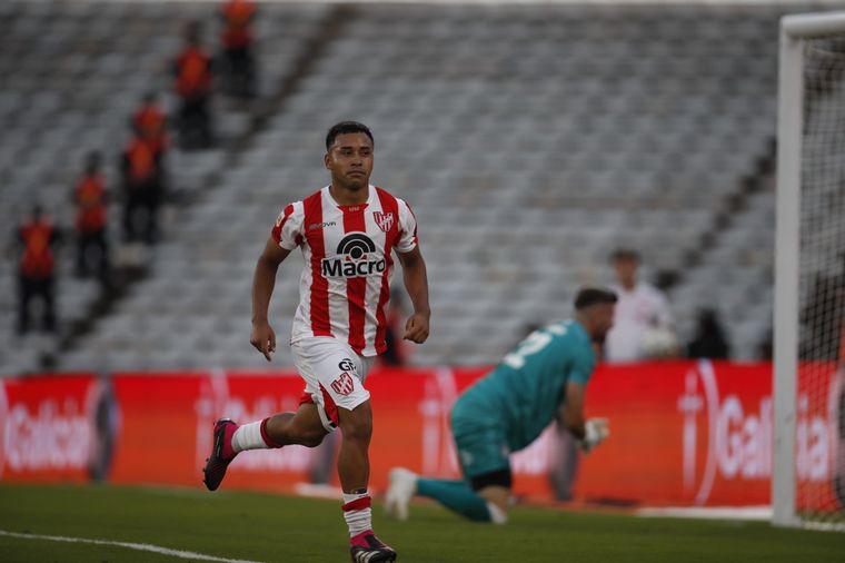 Damián Puebla festeja el primer tanto de Instituto ante Talleres. 
