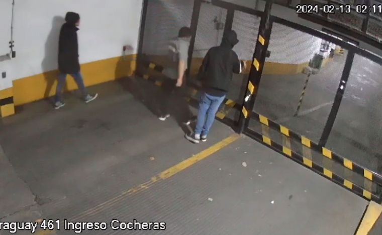 Los tres delincuentes fueron captados por las cámaras de seguridad de la cochera. 