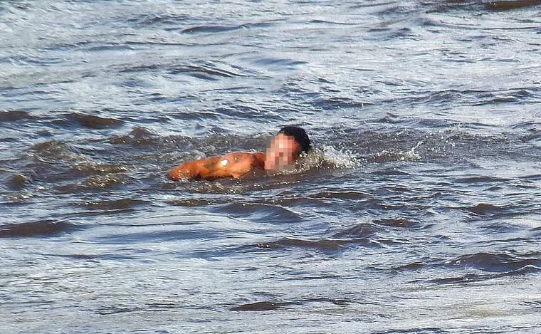 FOTO: La última imagen del hombre que buscan en el río San Antonio