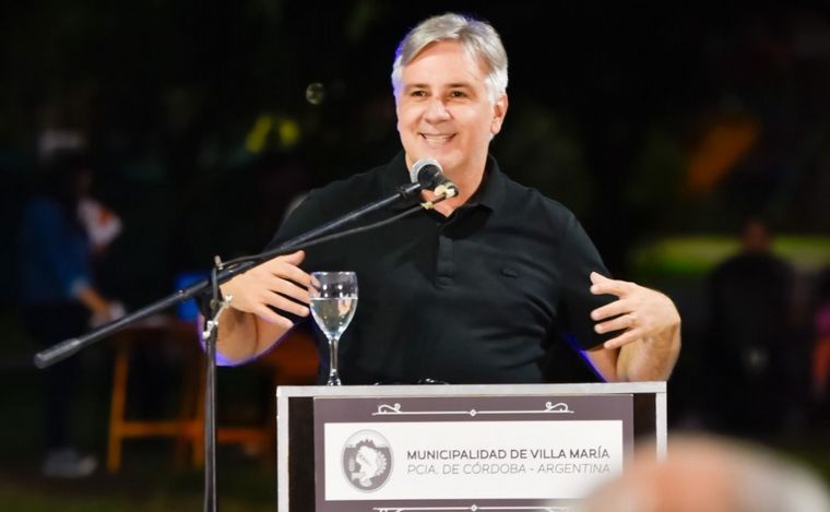 Llaryora le subió el tono a la disputa con Milei.