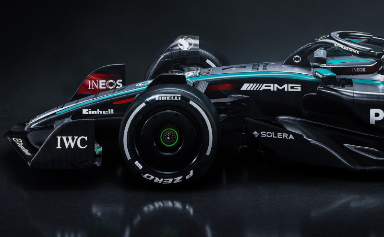 El W15 viene con cambios fuertes y una decoración en plata, negro y toques de verde