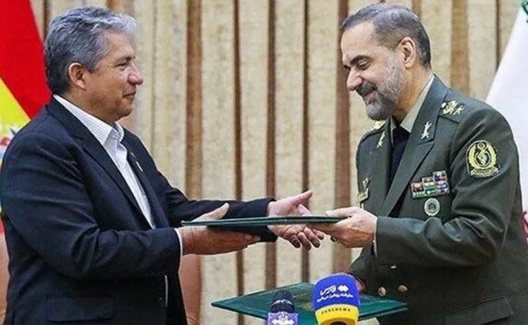 FOTO: Los ministros de Defensa de Bolivia e Irán, Novillo Aguilar y Reza Ashtiani.