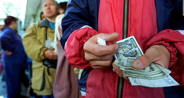 FOTO: Cuando los dólares ganaron las calles en Ecuador.