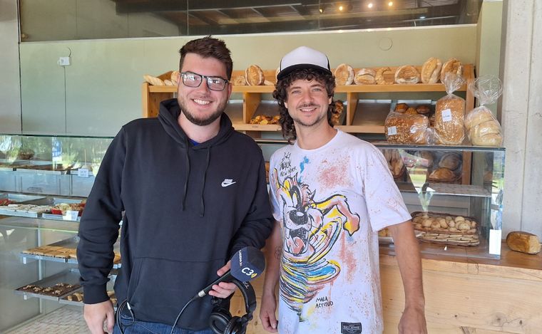 Fran Reale junto a Alejo, uno de los dueños.