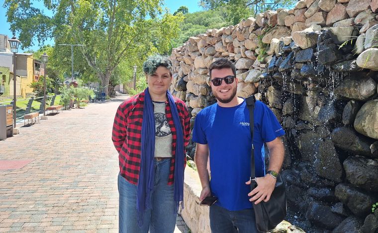 Cecilia, guía del Paseo del Centro, junto a Fran Reale