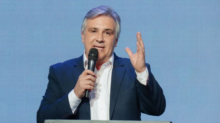 Llaryora cuestionó "el insulto constante" del líder libertario. 