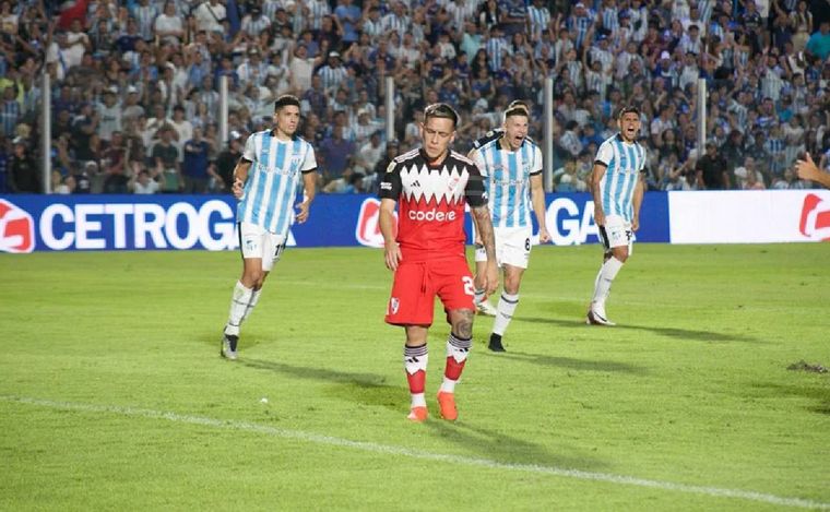 FOTO: Ezequiel Barco se lamenta por los penales fallados. (Foto: ESPN)