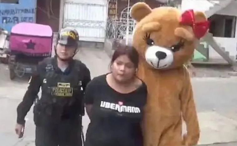 FOTO: Un policía se disfrazó de osito de peluche para atrapar a una narco de Perú.