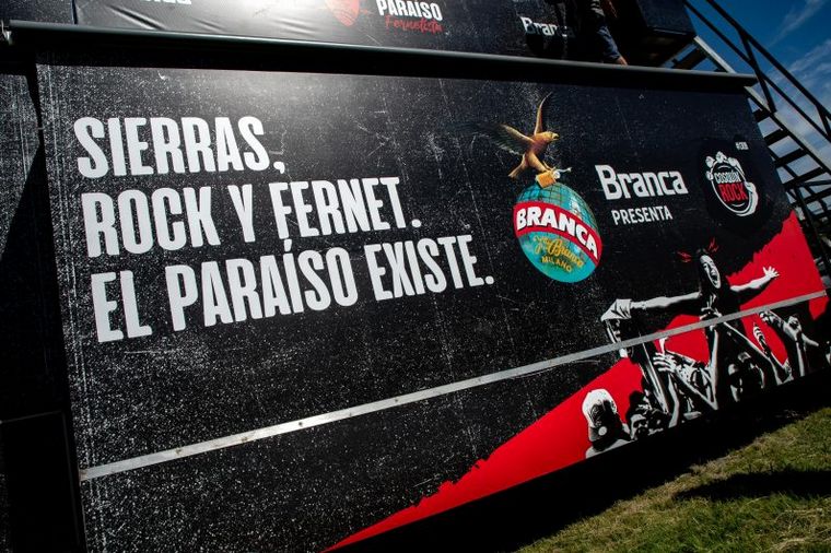 El paraíso fernetero, al pie de las sierras y con rock de fondo.