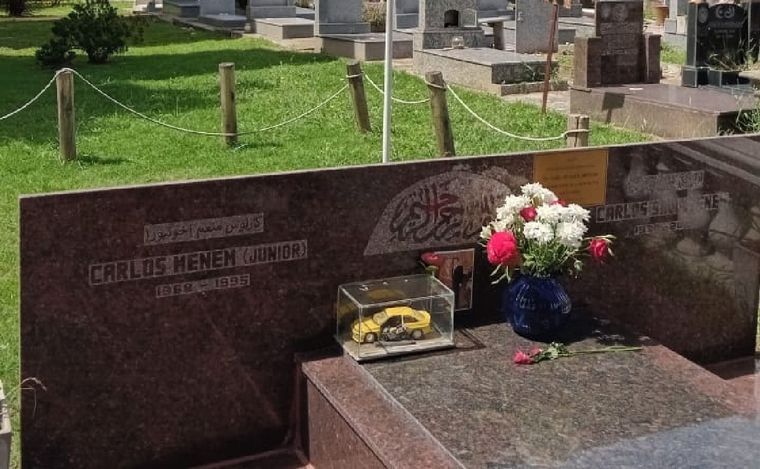 FOTO: Violentaron la tumba del expresidente Carlos Menem y de su hijo. (Foto: X)