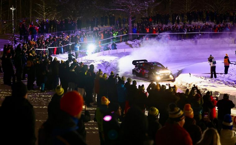 FOTO: Un gran marco de público en la noche helada para el regreso de Rovanperä
