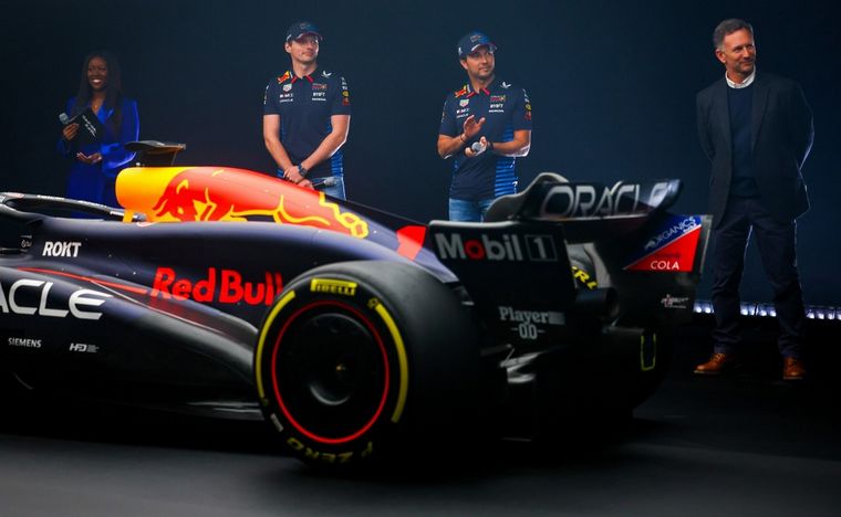 Verstappen, Pérez y Horner en la presentación del RB20 en Gran Bretaña
