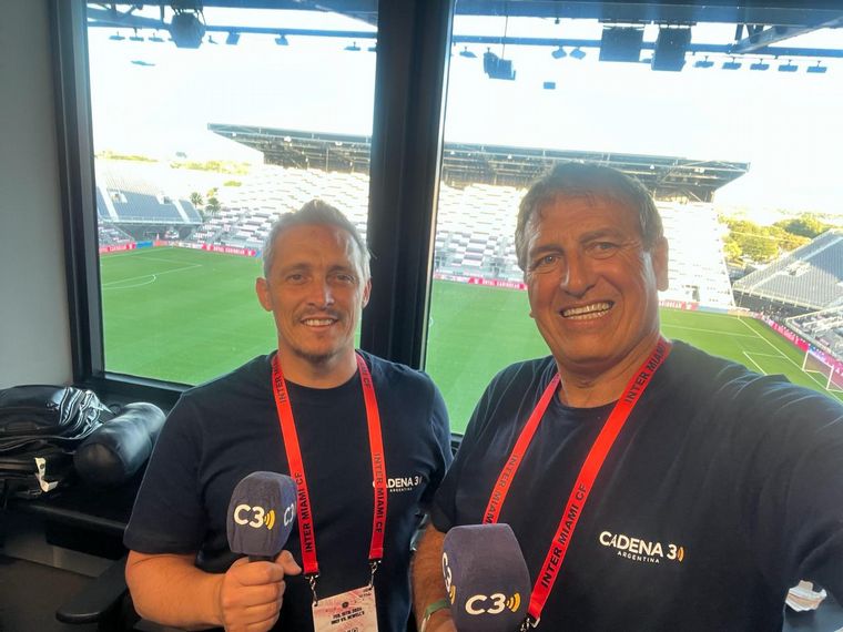 Los periodistas de Cadena 3, en el estadio donde juega Messi. 