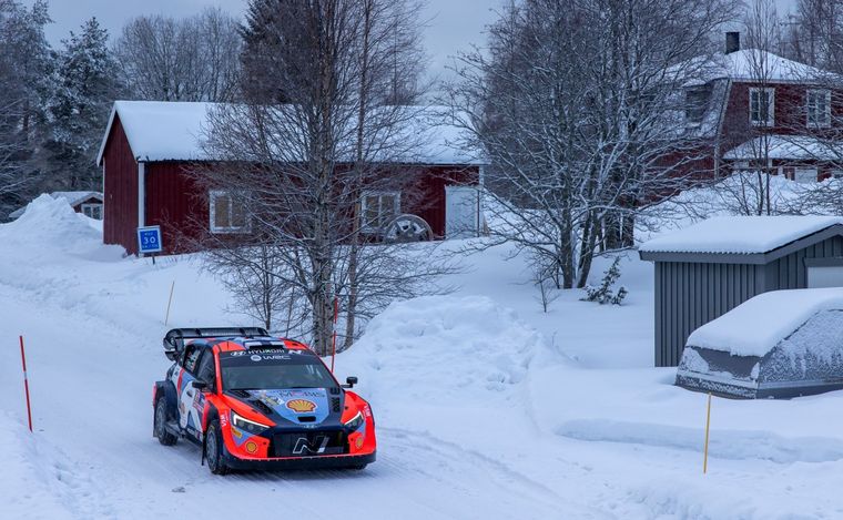 FOTO: Lappi luchó desde atrás y terminó al frente el viernes del WRC en Suecia