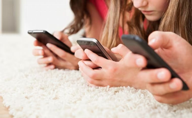 FOTO: Desaconsejan que niños usen el celular: 