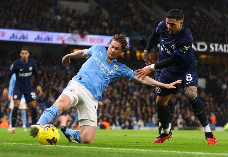 Enzo Fernández ante Kevin De Bruyne. 