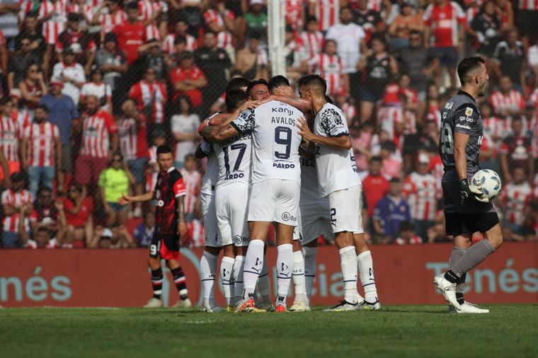 FOTO: Los jugadores de Independiente celebran sus goles en Alta Córdoba.