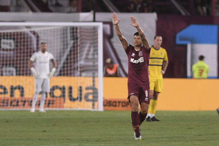 Walter Bou celebra el primer tanto de Lanús ante Boca.