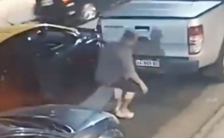 FOTO: En las imágenes se puede ver un hombre que desciende del taxi y roba una rueda. 