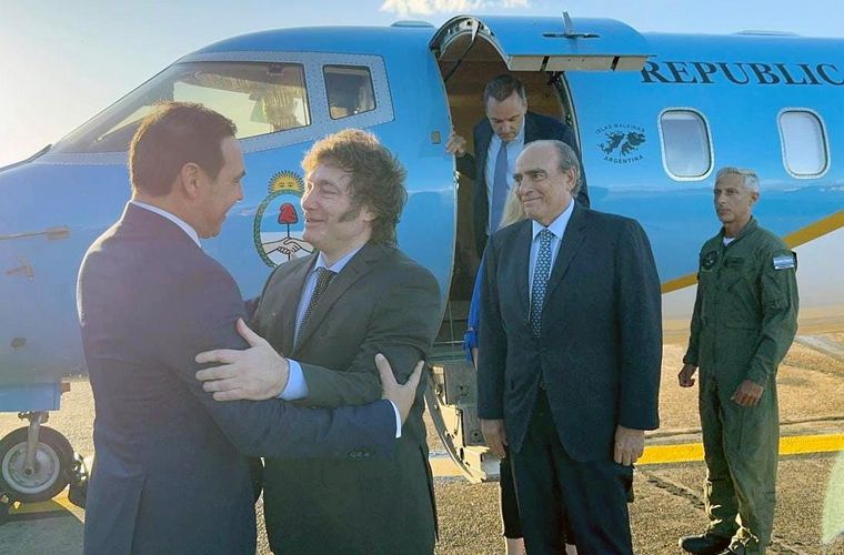 FOTO: Javier Milei recibido por el gobernador Gustavo Valdés. 