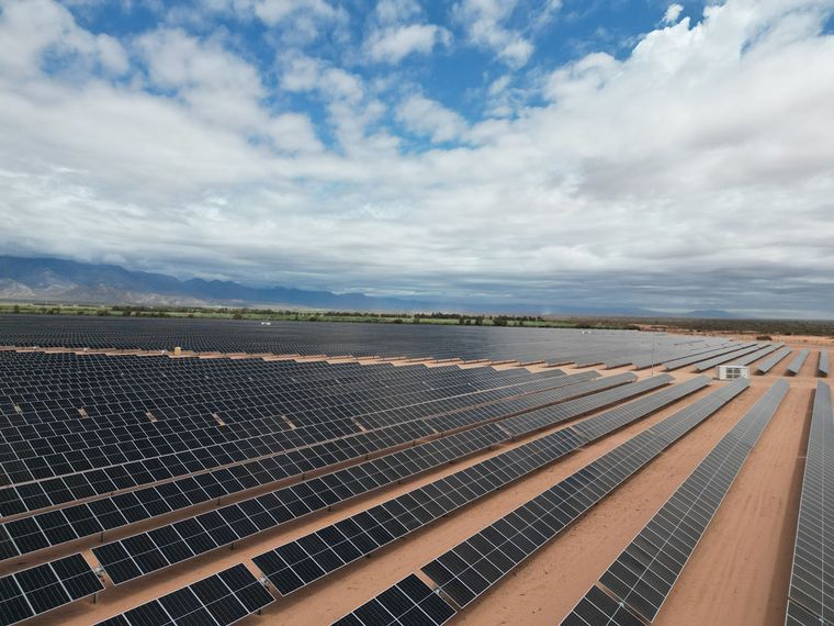 FOTO: Volkswagen Argentina y MSU Green Energy acuerdan abastecimiento de energía solar