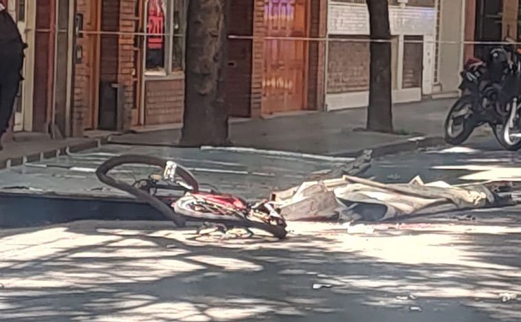 FOTO: La bicicleta quedó doblada en la calle.