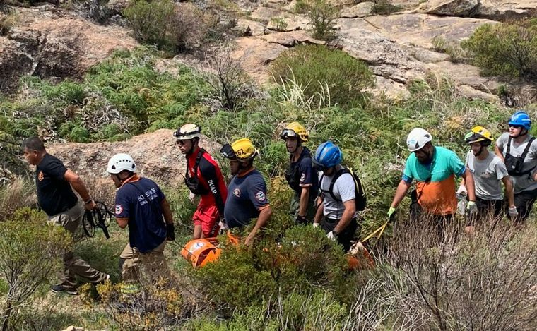 FOTO: Una turista fue rescatada mientras practicaba senderismo en Mina Clavero